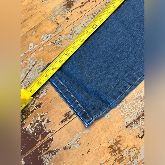 Sz 18 Jones New York Madison Slim skinny - medium wash jeans. Excellent shape! - Picture 3 of 5